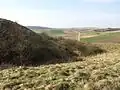 Blick auf den Halsgraben im Norden.