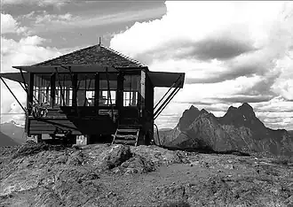 Der Desolation Peak Lookout mit dem Hozomeen Mountain im Hintergrund