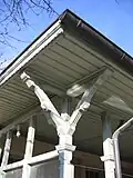 Detail der Überdachung beim Bahnhof Eppan