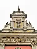 Zwerchgiebel mit Statue
