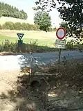 Detzelbach, versiegt, an seiner ausgetrockneten Quelle vor Unterqueren eines Weges vor dem nordwestlichen Beginn des NSG im Kernerstriesch