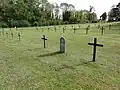 Gesamtsicht Kreuze und Grabstele