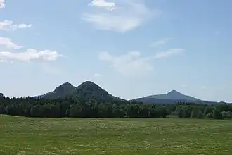 Děvín und Hamerský Špičak, im Hintergrund der Ralsko