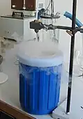 Flüssigstickstoff verdampft im Dewar und erzeugt Wassernebel in der Raumluft