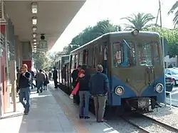 Billard-Zug der Bahnstrecke Diakopto–Kalavryta in Griechenland, bestehend aus einem Elektrotriebwagen, einem Steuerwagen und einem mittig angeordneten Generatorwagen, 2005