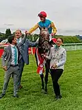 Erle mit dem siegreichen Team nach dem Rennen auf dem Geläuf