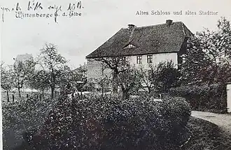 Die Alte Burg von Westen gesehen, im Vordergrund der Burggarten, links im Hintergrund das Steintor