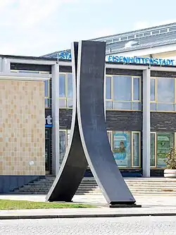 Skulptur "EnergieErfahrung" von Christian Roehl, bestehend aus zwei gebogenen Brammen, Eisenhüttenstadt, 2000.