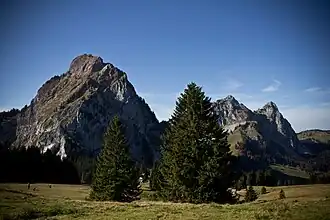 Südostwände der beiden Mythen sowie ganz rechts des Haggenspitz