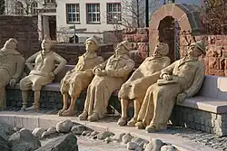 Seeheimer Halbkreis, Skulptur am Schulpädche in Seeheim[45]