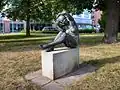 Skulptur „Die Sinnende“ von Horst Brühmann auf dem Friedensplatz