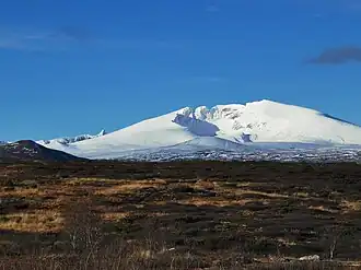Die Snøhetta vom Aussichtspunkt an der Europastraße 6 aus gesehen