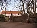 Die Westerpforte von der Rückseite mit der Johanniskirche im Hintergrund