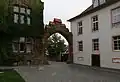 v.li.n.re.: Neuzeitliches Kreisamt, Torbogen, Albinischloss-Eckbau