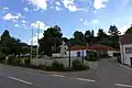 Lebensmittelmarkt in der Düppenweilerstraße vor dem Abriss; in der Bildmitte die historische Linde