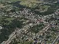 Diefflen, Luftbild von Südwesten; Die bewaldeten und verbuschten Streifen bezeichnen die Hang- und Gräthenzone