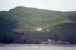 Chilenische Wetterstation auf der Gonzalo-Insel, mit Leuchtfeuer auf dem Gipfel