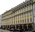 Dallmayr-Haus, Dienerstraße 14–15, frühklassizistischen Vorgängerbau 1912 von Eugen Hönig und Karl Söldner mit Bauplastik von Julius Seidler; 1945–1948 wiederhergestellt.