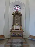 Dillingen, Kirche St. Johann, Hochaltar mit Kleeblattfenster