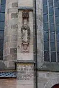 Inschrift, Sonnenuhr und Skulpturen