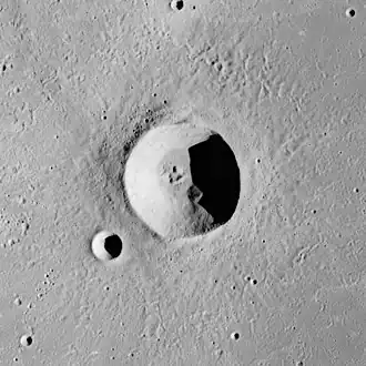 Diophantus in der Mitte, Diophantus C links unterhalb (Apollo 15)