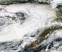 Dirk, 23.12.&nbsp;18:00&nbsp;UTC über Irland, mit ausgeprägtem Frontsystem, der Sturmzone an der Vorderseite im Süden und dem intensiven Warmluftband im Südosten