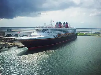 Die Disney Wonder angelegt im Hafen Port Canaveral
