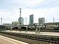 Bahnsteige mit Hochhäusern der Innenstadt, v.&nbsp;r.&nbsp;n.&nbsp;l.: Sparkasse, RWE, IWO