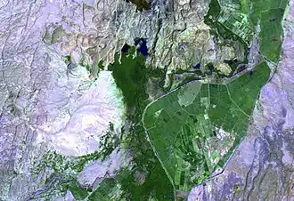 Dofen-Vulkanmassiv nordwestlich des Awash. In der Bildmitte oben angeschnitten ein dunkel gefärbter Lavastrom, der jüngeren nördlichen Kegeln entstammt.