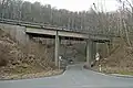 Eisenbahnbrücke vor dem Eingang (links) zu den Spargründen
