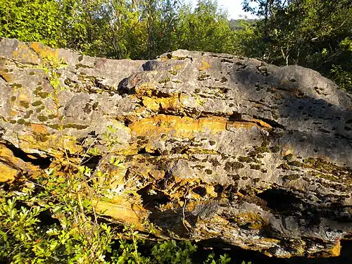 Der Dolmen Peyrelevade beim Weiler Fouret aus ortsfremdem Sidérolithique