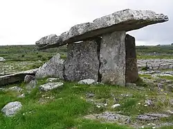 Poulnabrone-Dolmen im Karst des Burren