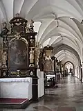 Seitengang mit Altären