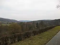 Dombachtal bei Dombach von Westen, im Hintergrund (Bildmitte), die rechte Kuppe der Pfaffenkopf (587&nbsp;m) und die linke Kuppe der Breiteberg (563 m)