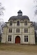 Der mittlere Pavillon der Stallungen, der als Reithalle diente, und dessen Flügel um 1900 abgerissen wurde.