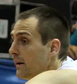 Domen Lorbek in einer scherenschnitt-ähnlichen Perspektive 2013