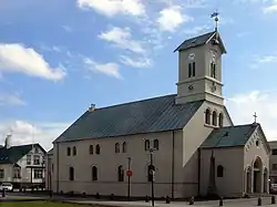 Kirche von vorne in Farbe.