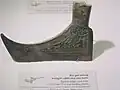 Viereckige Tüllenaxt mit einer Jagdszene als Verzierung, Dong-Son-Kultur (Südchina und Vietnam), ab 500 v.&nbsp;Chr.
