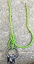 Am anderen Seil (die stehende Part) ziehen, bis der Knoten umschlägt (umkippt). Dies ist sehr wichtig, denn sonst ist er falsch gestochen und zieht sich wie eine Würgeschlinge zu.