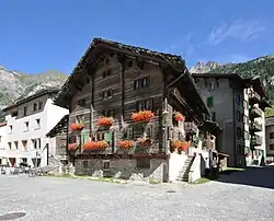 Historisches Doppelwohnhaus am Platz in Vals GR