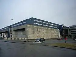 Eckansicht, zeigt die Dicke des Betons.