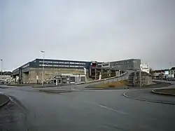 Volle Vorderansicht des Komplexes.