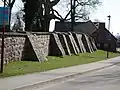 Strebepfeiler an einer Friedhofsmauer (Dorfkirche Golzow)
