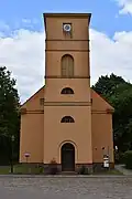 Westseite mit zentralem Turm und Zugang