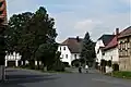 Große Linde, umgeben von zwölf Gehöften des 17. bis 19. Jh.