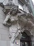 Weibliche Atlasfigur am Portal unten links.