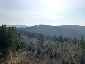 Blick vom Teltschikturm südwestwärts zum Dossenheimer Kopf (Mitte); im Hintergrund links der recht ferne Königstuhl mit Fernmeldetürmen, rechts der Weiße Stein mit Fernmeldeturm