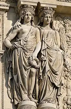 Vorbild für die Düsseldorfer Figuren waren die Figuren des Pavillon Sully (de l’Horloge), Louvre.