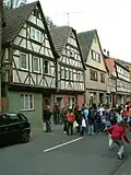 … und sammeln dann die Süßigkeiten auf.