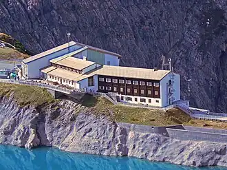 Douglasshütte mit der Bergstation der Lünerseebahn (hinten links)
